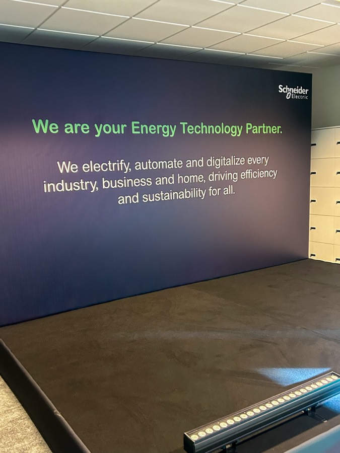 Brandowana ściana Schneider Electric w przestrzeni wydarzenia