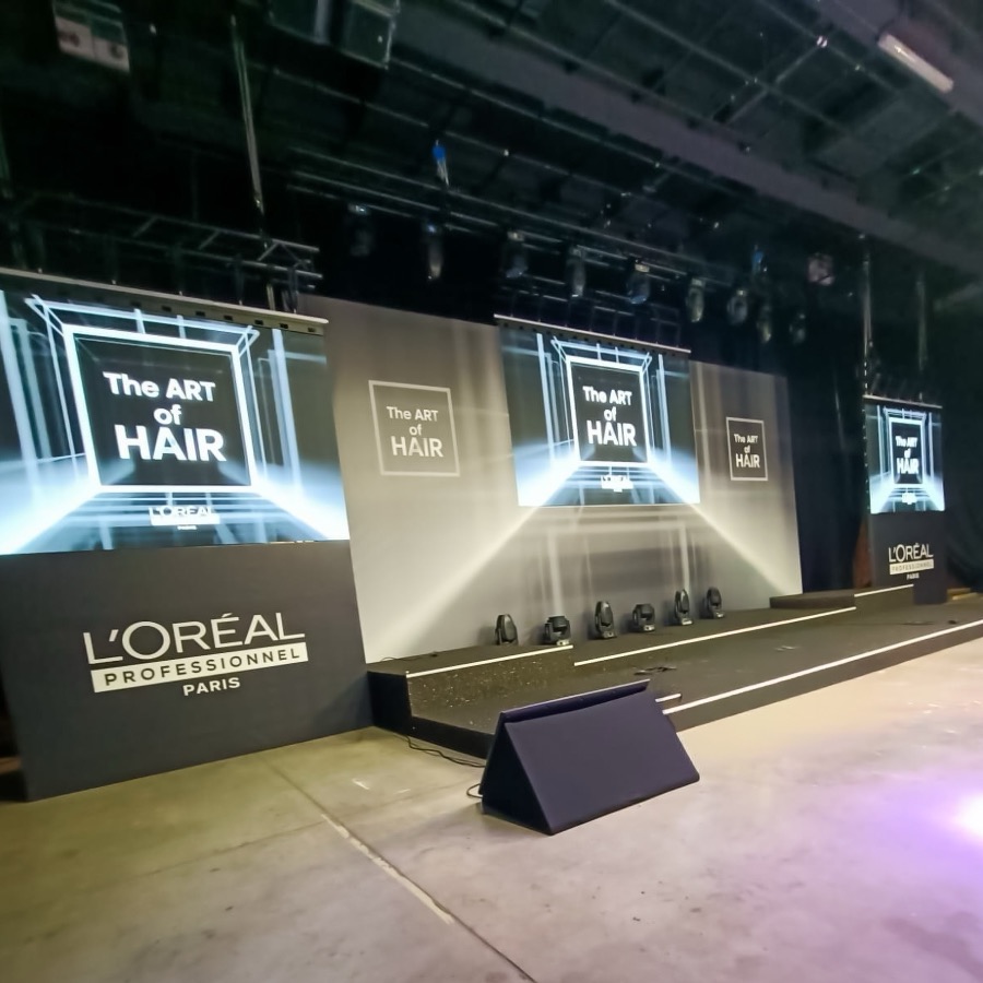 Scena wydarzenia L'Oreal Professionnel z ekranami i zabudową