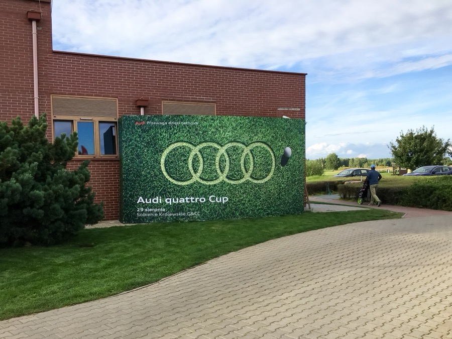 Ekspozycja Audi quattro Cup przy budynku wydarzenia