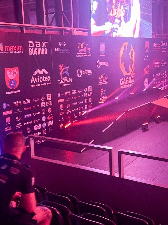 Scena gali z ekranem sponsorskim i oświetleniem