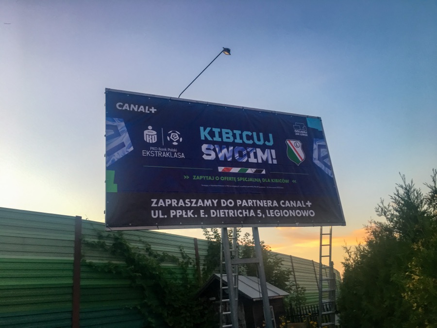 Billboard CANAL+ przy drodze