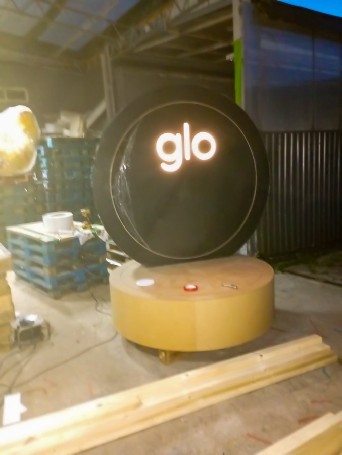 Podświetlany element ekspozycyjny marki glo