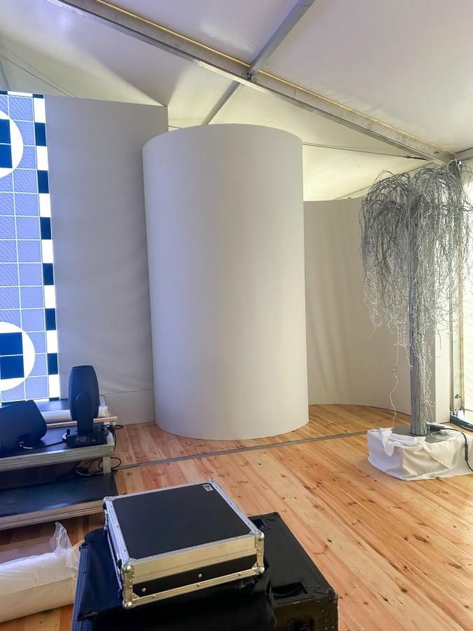 Montaż białej zabudowy scenograficznej