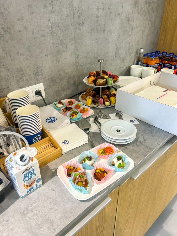 Catering eventowy z serwetkami i kubkami z logo marki