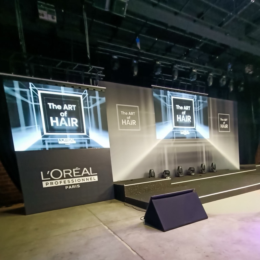 Scena L'Oreal Professionnel przygotowana do wydarzenia