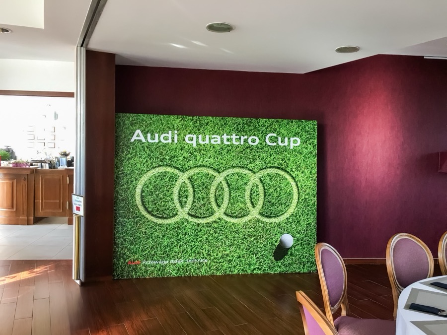 Zielona ścianka Audi quattro Cup we wnętrzu